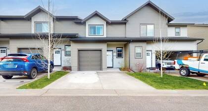 Stylish, dog-friendly retreat with grill & washer/dryer - near skiing & hiking