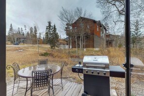 An outdoor deck with a grill and a round table with chairs. - Modern Mountain View Hideaway w/ Spacious Deck & Free WiFi - Close to Skiing (Silverthorne)
