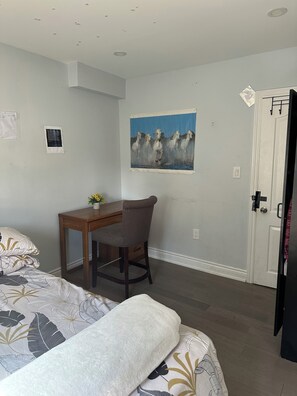 Room - Peaceful Bedroom W/ Wooden Desk 5-min to Toronto Pearson AirPort! (Mississauga)