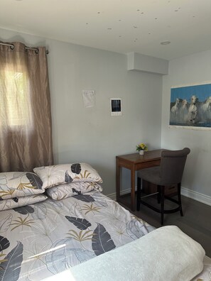 Room - Peaceful Bedroom W/ Wooden Desk 5-min to Toronto Pearson AirPort! (Mississauga)