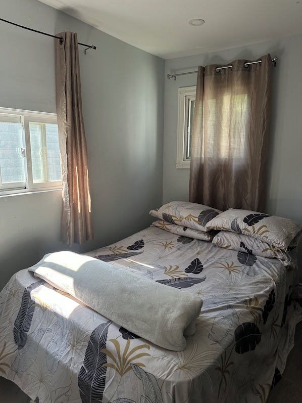 Room - Peaceful Bedroom W/ Wooden Desk 5-min to Toronto Pearson AirPort! (Mississauga)