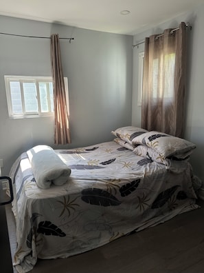 Room - Peaceful Bedroom W/ Wooden Desk 5-min to Toronto Pearson AirPort! (Mississauga)