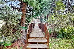 Eine Holzbrücke in bewaldetem Gebiet.