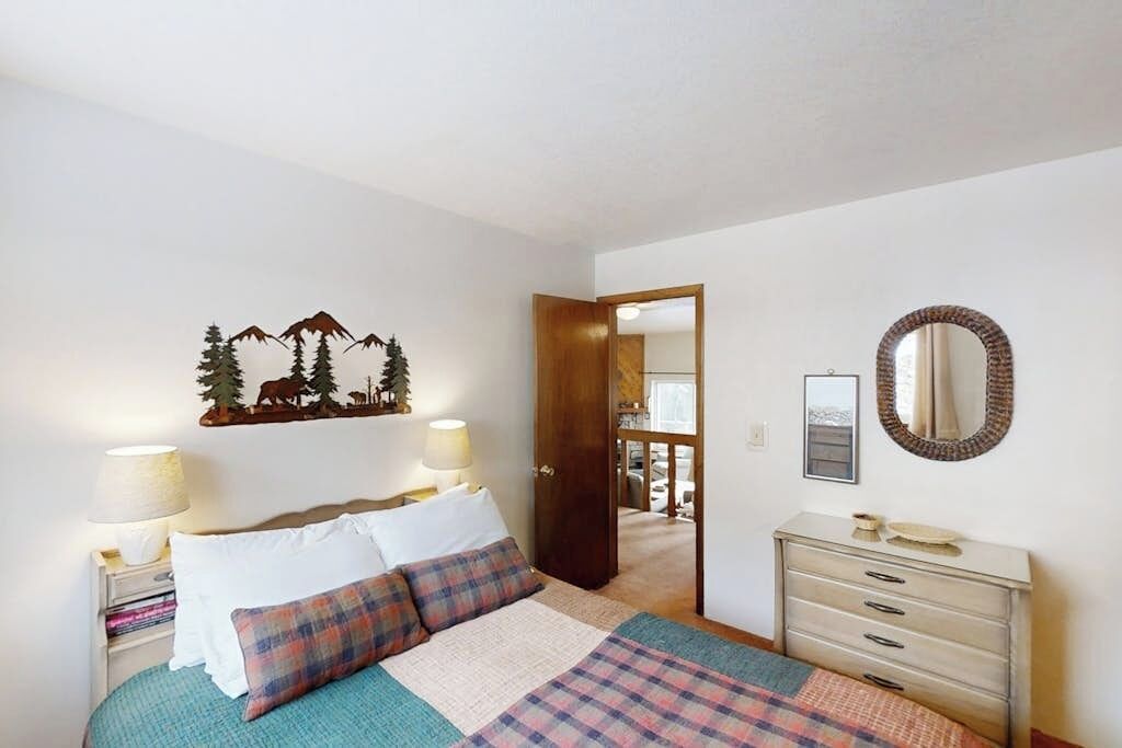 Iron/ironing board, internet, bed sheets