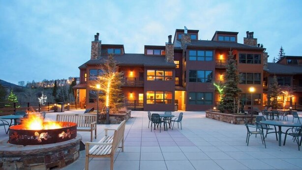 A multi-story building with outdoor seating and a fire pit. - Kutuk 108 Ski, stay, & play - Steamboat Springs getaway only steps away from the mountain (Steamboat Springs)
