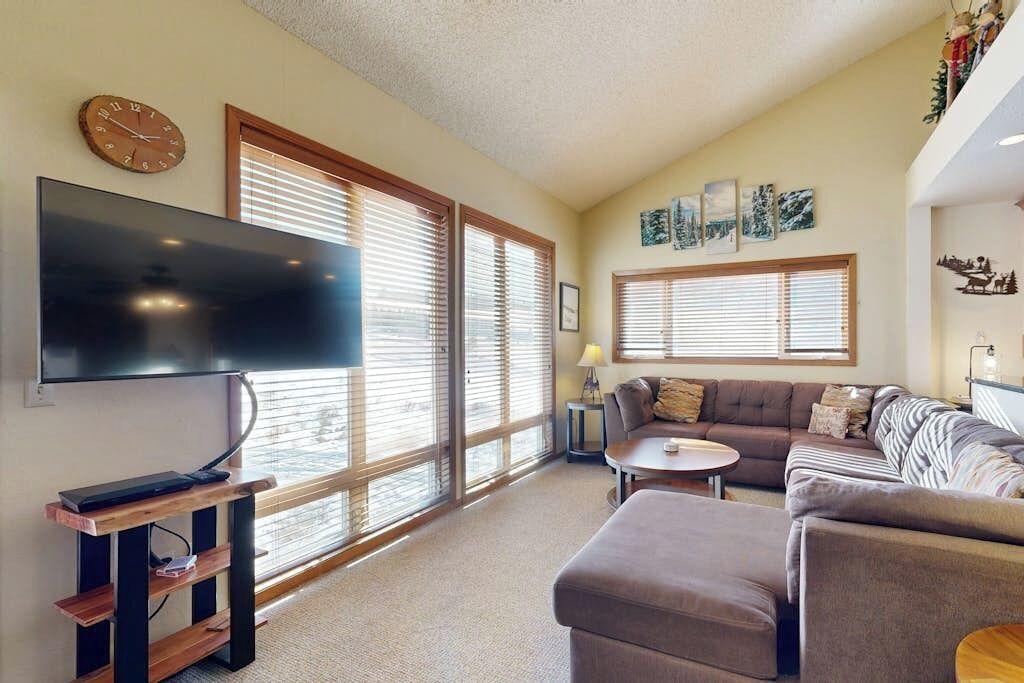 Spectacular Mountain Condo + Loft W/private Hot Tub, Free Wifi, Shared Pool, W/d - Granby, CO