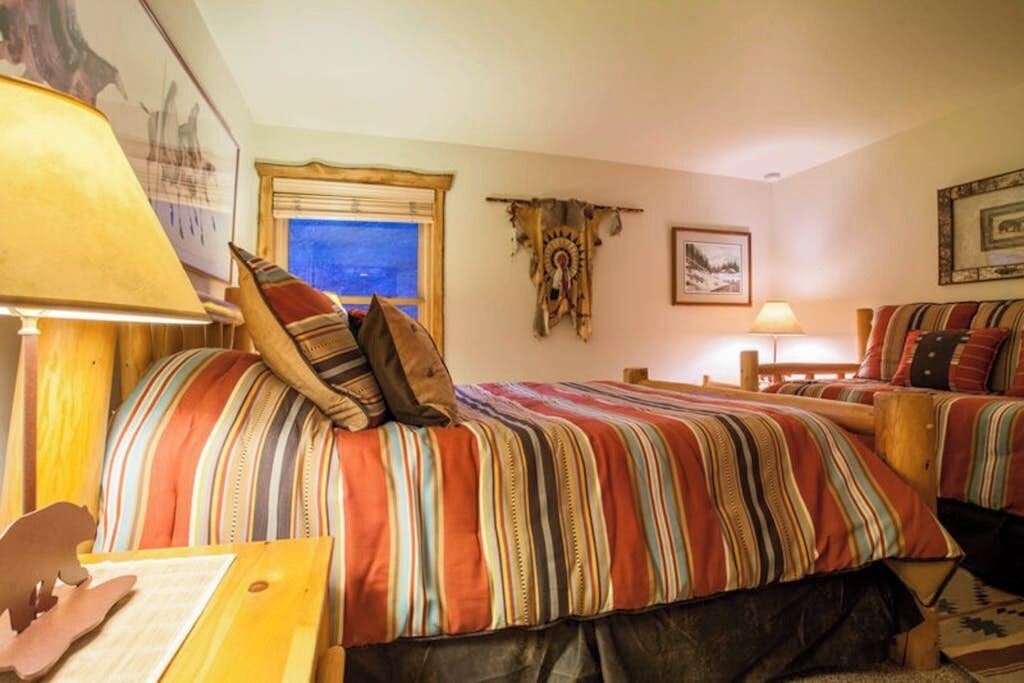 Iron/ironing board, travel crib, free WiFi, bed sheets