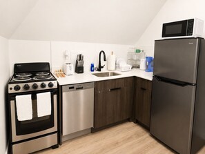 Fridge, microwave, oven, stovetop - Lux Mins to /Wayne State/ & /DMC/ Ford Field/ MGM (Detroit)