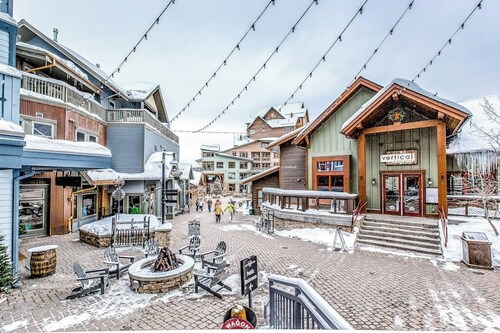 Inviting ski-in/ski-out condo hot tub, gas fireplace, and firepit
