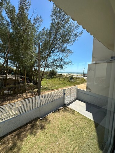 House 1 minute from the beach with 5 bedrooms, ideal for families and friends.