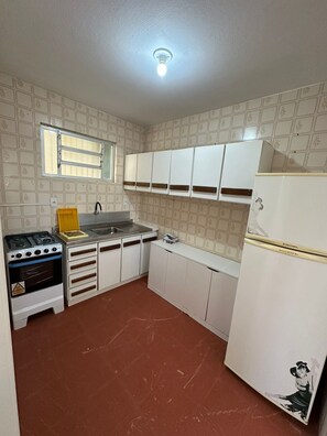 Private kitchen - House 1 minute from the beach with 5 bedrooms, ideal for families and friends. (Laguna)
