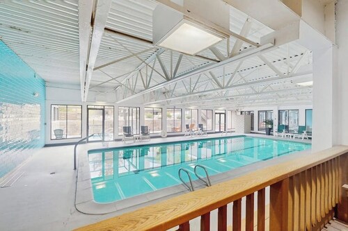 Studio on the Shuttle Route with WiFi and Shared Pool, Hot Tubs, and Gym
