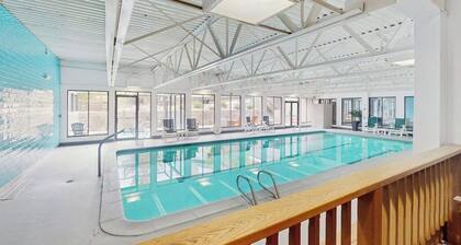 Studio on the Shuttle Route with WiFi and Shared Pool, Hot Tubs, and Gym