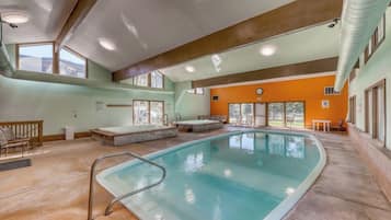 Una piscina techada, una piscina climatizada