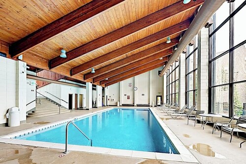 Comfy condo with balcony, fireplace, hot tub, & pool - near Keystone Resort