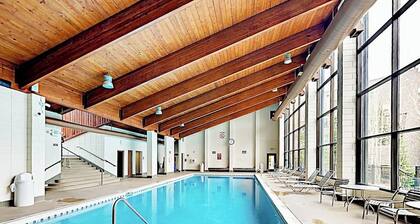Comfy condo with balcony, fireplace, hot tub, & pool - near Keystone Resort