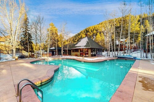 End-Unit Townhome on Shuttle Route w/WiFi/Shared Pool/Hot Tub - 1 Mile to Slopes