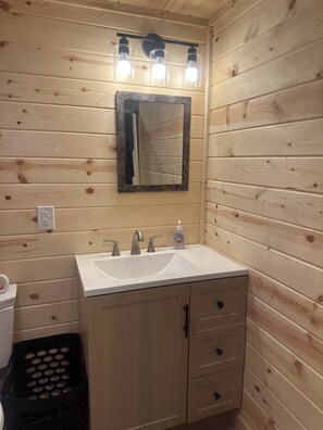 Shower, hair dryer, towels, soap - 1 bedroom cabin near boat ramp, restaurants, marinas in Steinhatchee (Steinhatchee)
