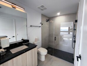 Shower, hair dryer, towels, soap - D2102 - Modern Skyline Corner Suite with Pool & Gym in Downtown Miami (Miami)