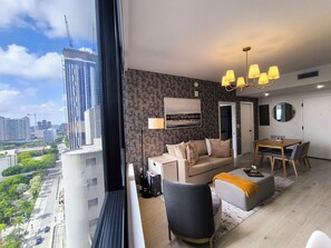 Smart TV - D2102 - Modern Skyline Corner Suite with Pool & Gym in Downtown Miami (Miami)