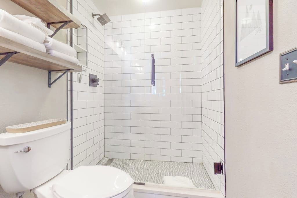 Een douche, een haardroger, handdoeken