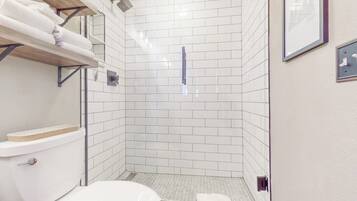 Een douche, een haardroger, handdoeken