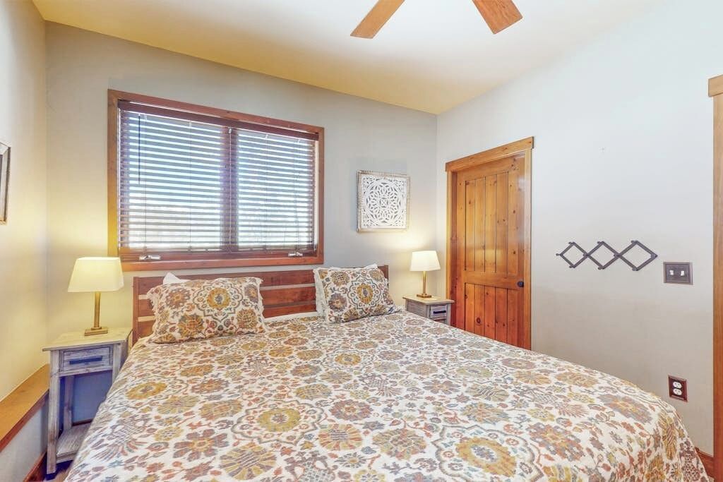 1 habitación, tabla de planchar con plancha y cuna de viaje 