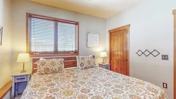 1 habitación, tabla de planchar con plancha y cuna de viaje