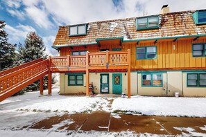 Ein Holzhaus mit Balkon, Treppe und einer Tür.