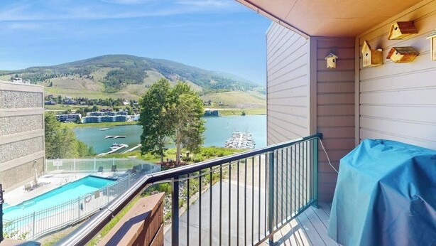 Ein Balkon mit Seeblick und Bergblick, eine überdachte Sitzgelegenheit im Freien und ein Pool.