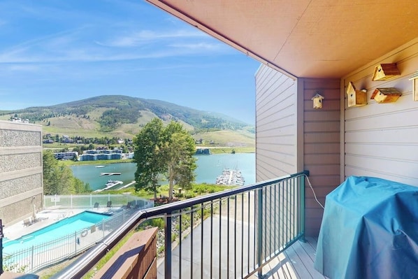 Ein Balkon mit Seeblick und Bergblick, eine überdachte Sitzgelegenheit im Freien und ein Pool.
