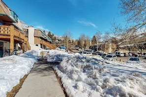 A snow-covered street with buildings and parked cars. - Studio with updated interior, fireplace & W/D - Vail Village bus access (Vail)