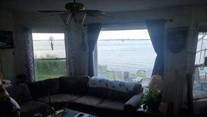 Ein Wohnzimmer mit einer Couch, einem Couchtisch und Meerblick.