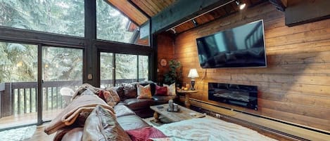 Televisión y chimenea