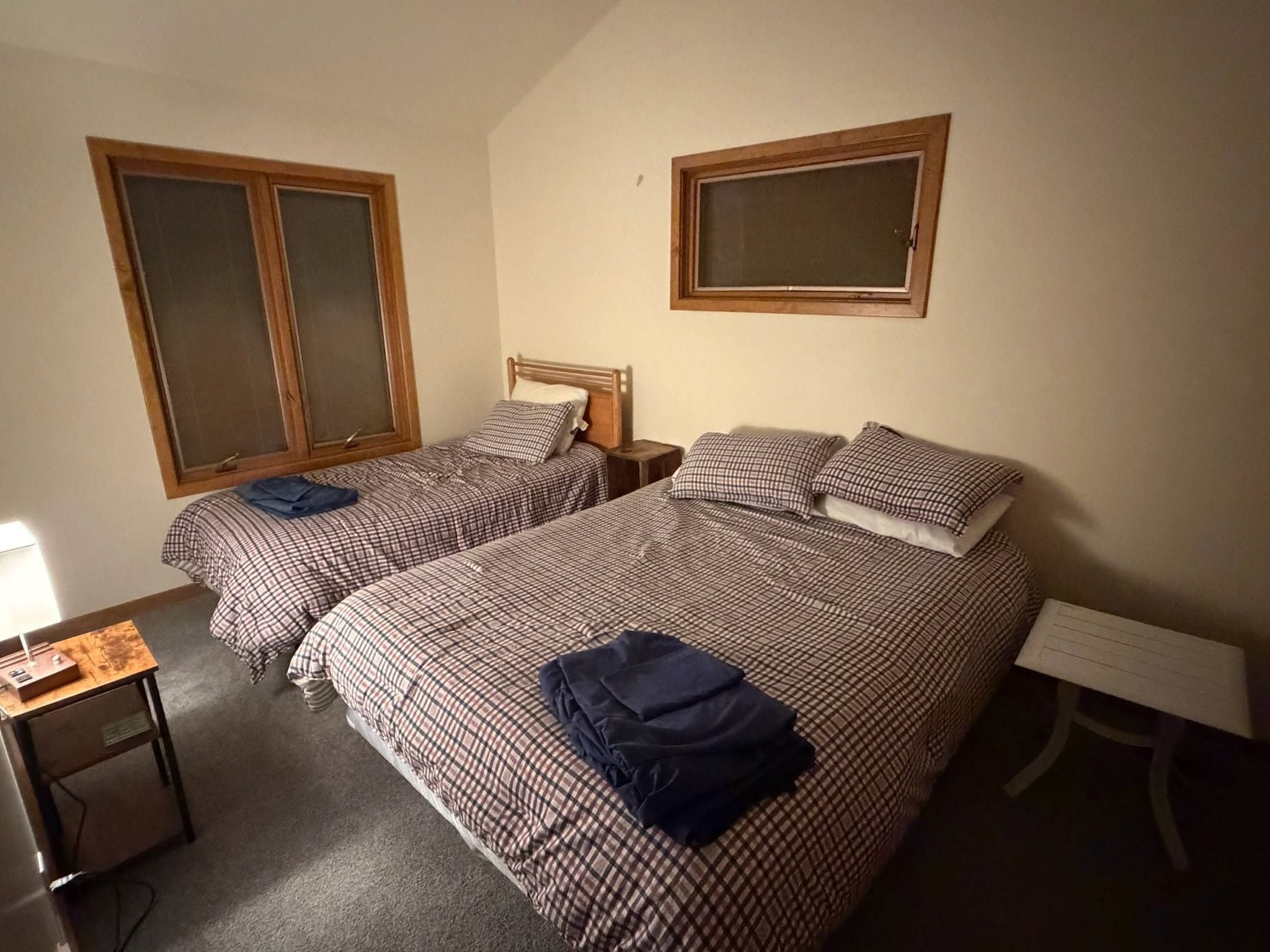 Ein Schlafzimmer mit zwei Betten, einem Schreibtisch und einem Stuhl.