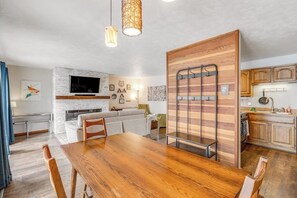 Eine moderne Küche mit Holzausstattung, integriertem Backofen und einer hängenden Ablage.