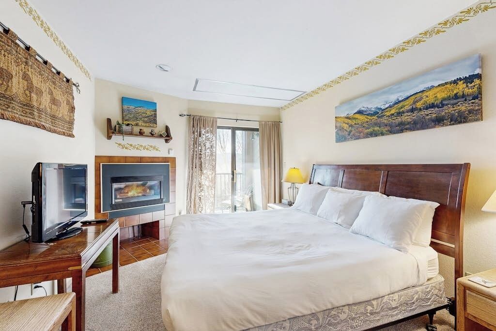 2 bedrooms, iron/ironing board, travel crib, free WiFi