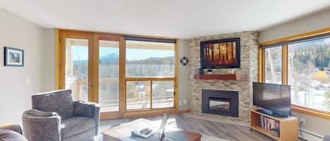 Fernseher, Kamin, Bücher