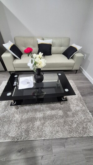 Living area - Modern 1BR w/ Office • 15 Min to Airport • Fast Wi-Fi & Free Park (Edmonton)