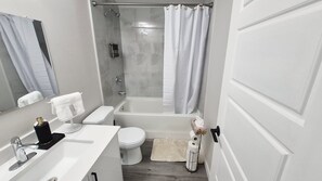 Hair dryer, towels, soap, toilet paper - Modern 1BR w/ Office • 15 Min to Airport • Fast Wi-Fi & Free Park (Edmonton)