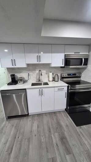 Private kitchen - Modern 1BR w/ Office • 15 Min to Airport • Fast Wi-Fi & Free Park (Edmonton)