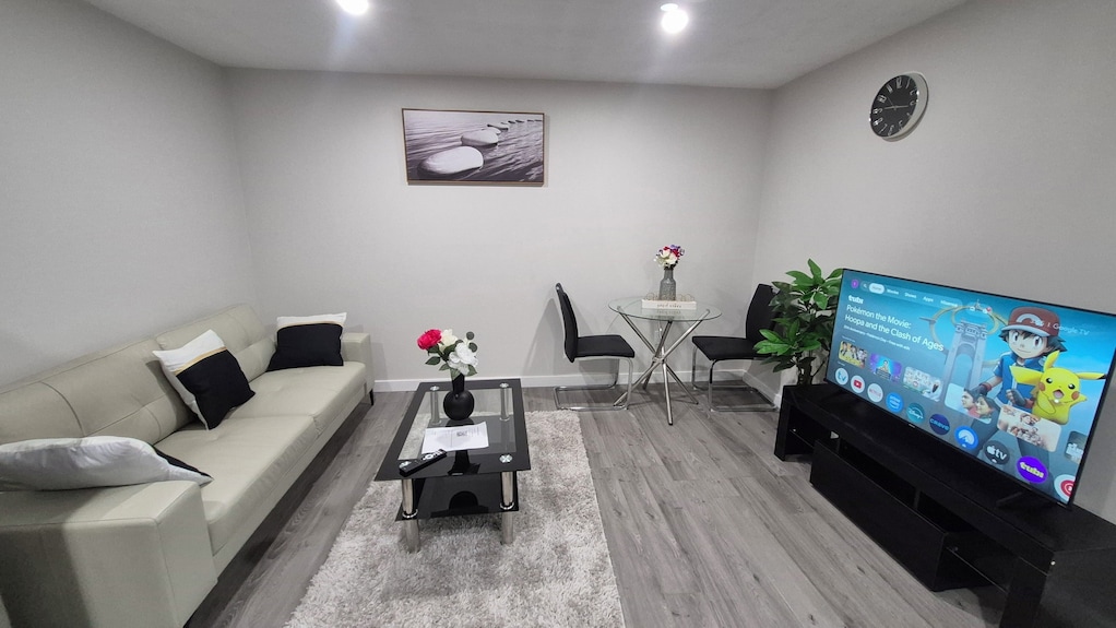 Modern 1br W/ Office 15 Min To Airport Fast Wi-fi & Free Park - Edmonton, Canada