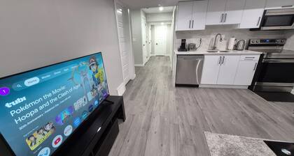 Modern 1BR w/ Office • 15 Min to Airport • Fast Wi-Fi & Free Park