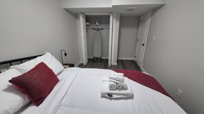 1 bedroom, iron/ironing board, WiFi, bed sheets - Modern 1BR w/ Office • 15 Min to Airport • Fast Wi-Fi & Free Park (Edmonton)