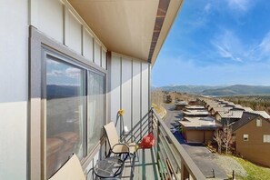 A balcony with a view of a residential area and mountains. - Top-floor condo with mountain views, easy skiing, balcony & hiking (Silverthorne)