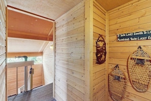 A wooden interior with a wooden bench, a wall-mounted sign, and woven baskets. - Top-floor condo with mountain views, easy skiing, balcony & hiking (Silverthorne)