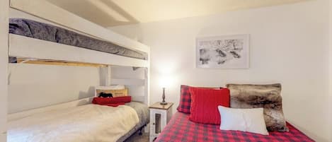 Iron/ironing board, free WiFi, bed sheets