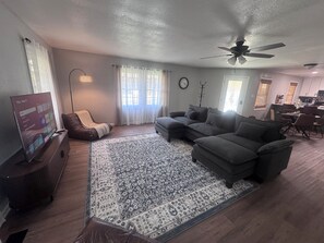 Living area - Serene 3-bedroom house in charming Russellville near ANO & ATU (Russellville)