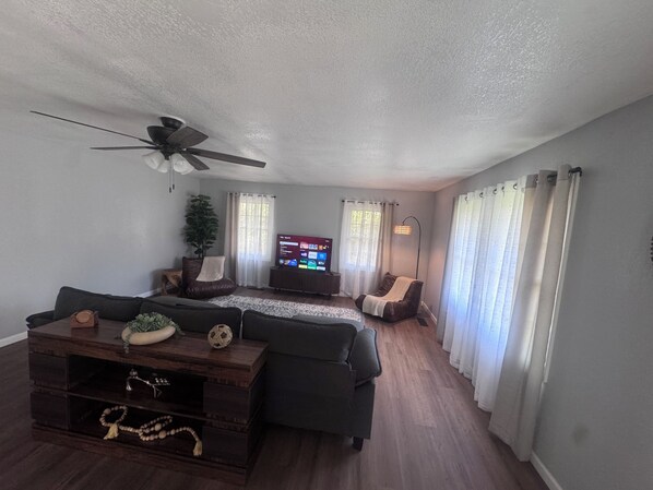 Living area - Serene 3-bedroom house in charming Russellville near ANO & ATU (Russellville)