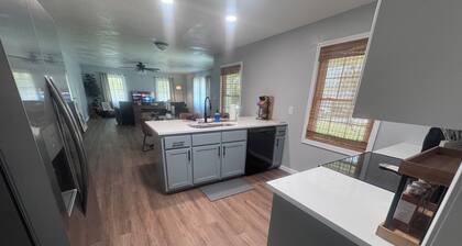 Serene 3-bedroom house in charming Russellville near ANO & ATU